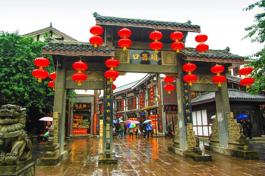 《抗日神剧如何用三把枪引爆热血抗战?瞬间换台是明智之举!》